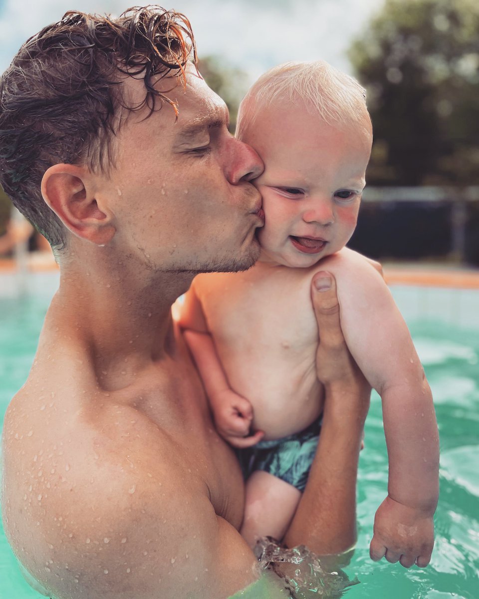 Kussie voor m’n Meessie❤️ (en doe mij gewoon weer ff een zwembad, zonnetje en een fijne 28 graden!!) #nephew #cute #throwback #summer #sun #uncle