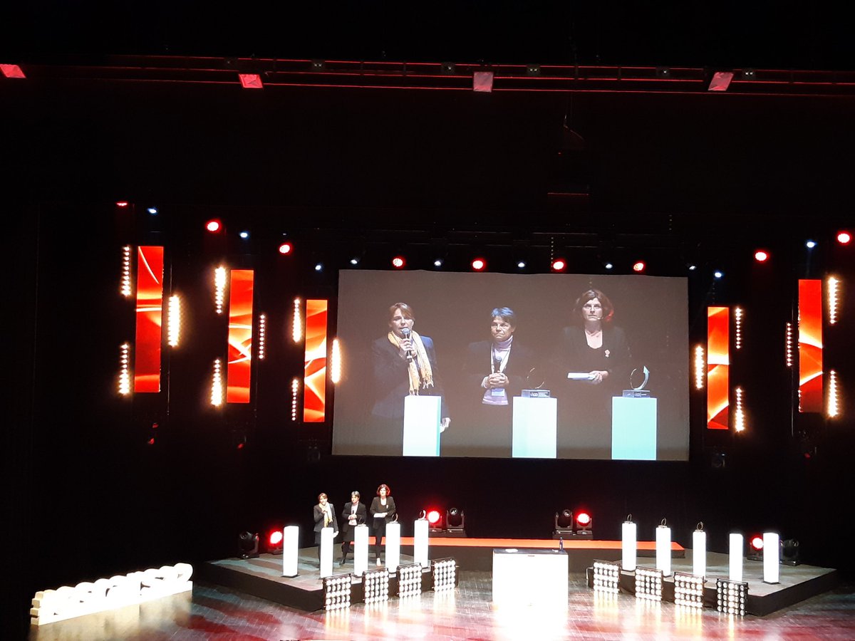 CCIcotesdarmor's tweet photo. L'oscar 2020 de la responsabilité sociétale d'entreprise est remporté par ALTER Interim à Saint-Brieuc 👏 félicitations ! L'oscar est remi par Christine ORAIN GROVALET, vice présidente @cotesdarmor22 #oscars22 https://t.co/ym9PEPOlfY