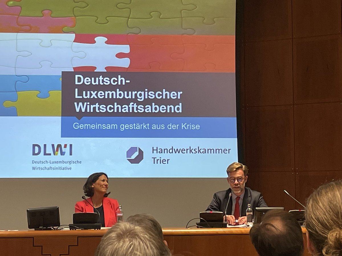 c4l_lux's tweet photo. “Gemeinsam gestärkt aus der Krise” war das gut besuchte grenzübergreifende Thema des vom #DLWI mit der @IHKTrier organisierten 🇱🇺-🇩🇪 Wirtschaftsabend in #Luxemburg in Diskussion mit @Schmitt_FDP und @FranzFayot sowie Botschafter Ullrich Klöckner @hwk_trier @UECC_chambers https://t.co/mCP5tfYsba
