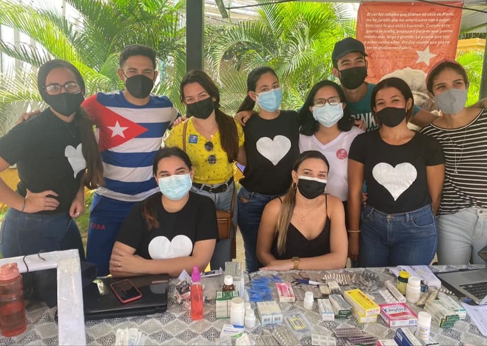 GHNordelo5's tweet photo. Mientras más tratan de asfixiar a #Cuba más unidos y creativos nos volvemos! Los #CDRCuba abrieron sus puertas a #DeCorazón, un proyecto de estudiantes que reciben donaciones de medicinas y las entregan a personas necesitadas. Éxitos muchachos! #CubaVive #CDRCuba #SomosDelBarrio https://t.co/uniFnsKoLw