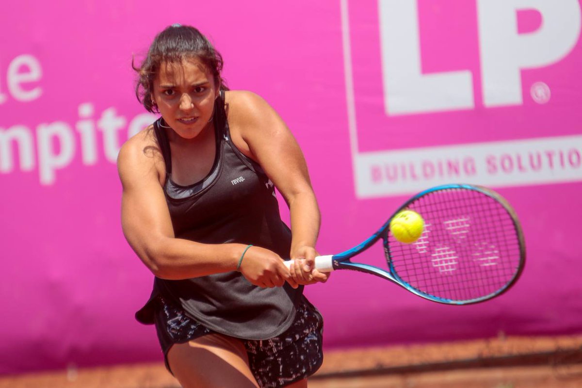 CopaLPOpen's tweet photo. La pequeña gigante batalló frente a la campeona del @ArgentinaOpen
Antonia Vergara 🇨🇱 tropezó con la húngara Anna Bondar 🇭🇺 tras dos mangas 6-1 y 6-0
#TenisComoNuncaAntesLoViste #ITFWorldTennisTour #CopaLPChileIND https://t.co/h6pG2yBEu9