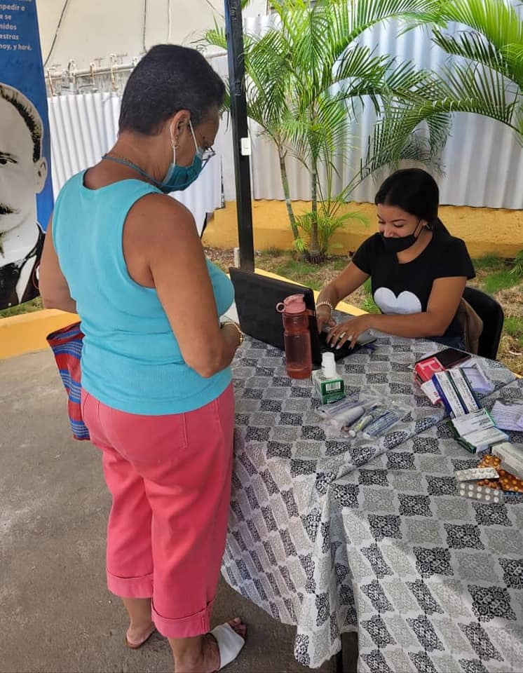 GHNordelo5's tweet photo. Mientras más tratan de asfixiar a #Cuba más unidos y creativos nos volvemos! Los #CDRCuba abrieron sus puertas a #DeCorazón, un proyecto de estudiantes que reciben donaciones de medicinas y las entregan a personas necesitadas. Éxitos muchachos! #CubaVive #CDRCuba #SomosDelBarrio https://t.co/uniFnsKoLw