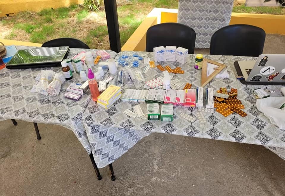 GHNordelo5's tweet photo. Mientras más tratan de asfixiar a #Cuba más unidos y creativos nos volvemos! Los #CDRCuba abrieron sus puertas a #DeCorazón, un proyecto de estudiantes que reciben donaciones de medicinas y las entregan a personas necesitadas. Éxitos muchachos! #CubaVive #CDRCuba #SomosDelBarrio https://t.co/uniFnsKoLw