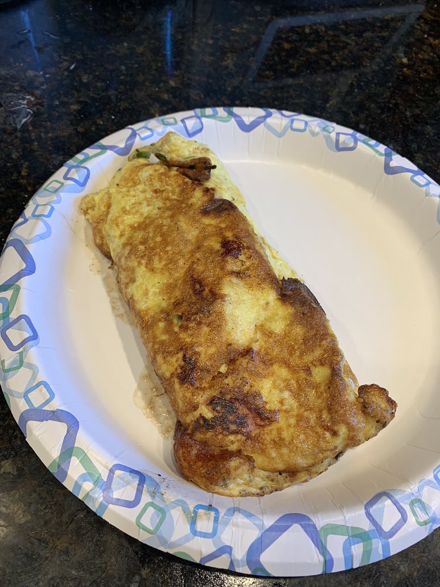 HuggieBean's tweet photo. This omlette I just made is waaayyy too perfect not to post😍✌🏽 #BreakfastForLunch https://t.co/foF6ZBCp9y
