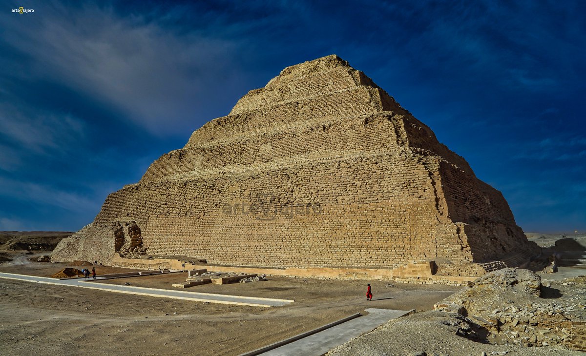 Hoy viajamos hasta la necrópolis de Saqqara (#Egipto) para mostraros la Pirámide escalonada de Zoser, datada en torno al año 2.650 a. C, está considerada como la 1ª pirámide de la #Historia. Esta construcción alcanza los 60 metros de altura y presenta una base de 140x118 metros