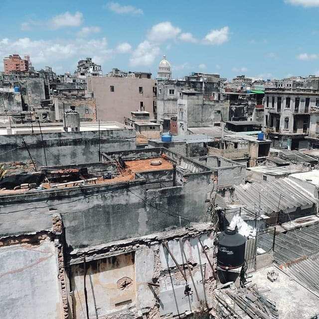 anatelorza's tweet photo. Esto es La Habana Cuba, di la primera palabra que te llegue a la mente al ver ésta foto: https://t.co/CB1vE0jEzb