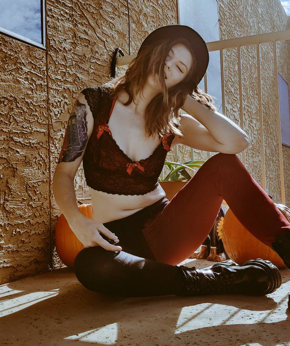 There's no more room for normal people.. start being weird. It's better that way. 🧡 . Bad Habits "We're<a href="/tag/selfie"class="tags"><span>#selfie</span></a><a href="/tag/picoftheday"class="tags"><span>#picoftheday</span></a>