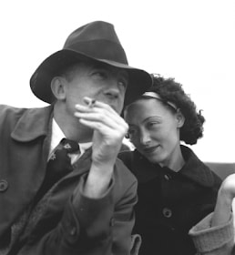 "Y el amor está en el mundo para olvidar al mundo".
Paul Éluard