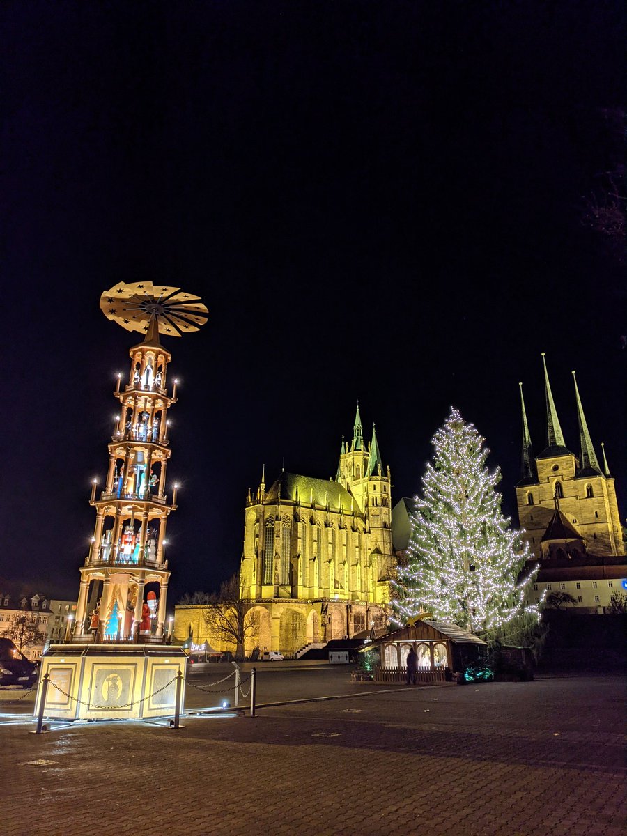 JennyEF84's tweet photo. Auch wenn #Erfurt einen der schönsten Weihnachtsmärkte Deutschlands hat, hoffe ich auf eine weise Entscheidung morgen. Besuchermagneten können wir gerade eher weniger gebrauchen. Und ohne Buden hat der Domplatz auch irgendwie Charme (Bild aus 2020). https://t.co/6VLouoPiSt