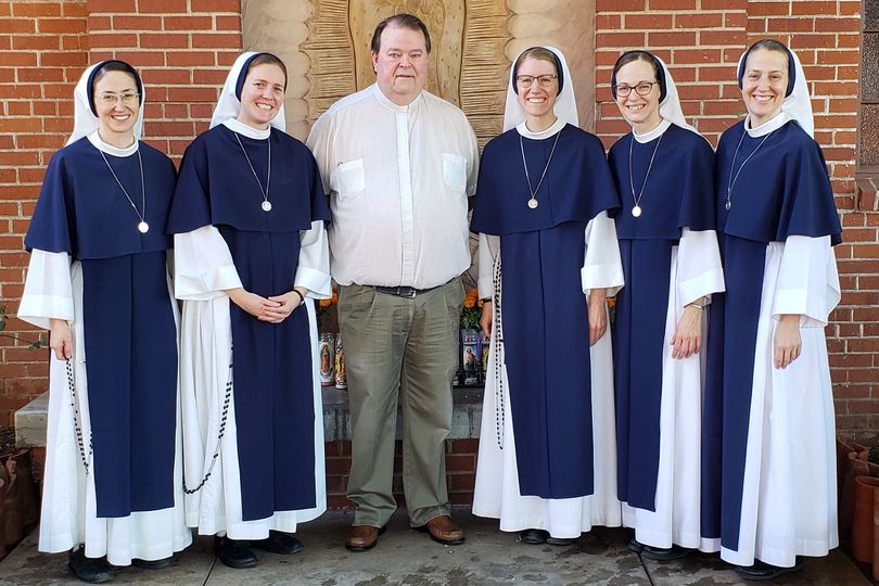 OCarmelitas's tweet photo. Las Hermanas de la Vida han establecido una nueva comunidad y en Phoenix, AZ, en la Parroquia Santa Inés (Carmelita): (I-D) Sor Claudia Marie, Sor Elizabeth Grace, Sor Magnificat Rose, P. Bradley Peterson, O.Carm. (párroco), Sor Bethany Madonna (superiora) y Sor Fiat Marie. https://t.co/OuJqsEY6Yo