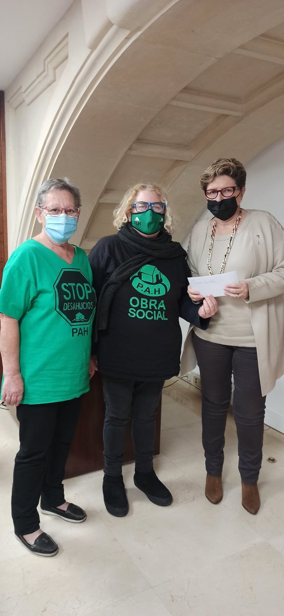 CampPah's tweet photo. Nos hemos reunido con la regidora de habitatge Teresa Pallares de habitatge del @reus_cat,le entregamos la carta con la exigencia que su partido @JuntsXCat retire las enmiendas presentadas a la proposición de ley de la ampliacion de la 24/2015 impugnada por PP y anulada por TC https://t.co/cY0djnps9d