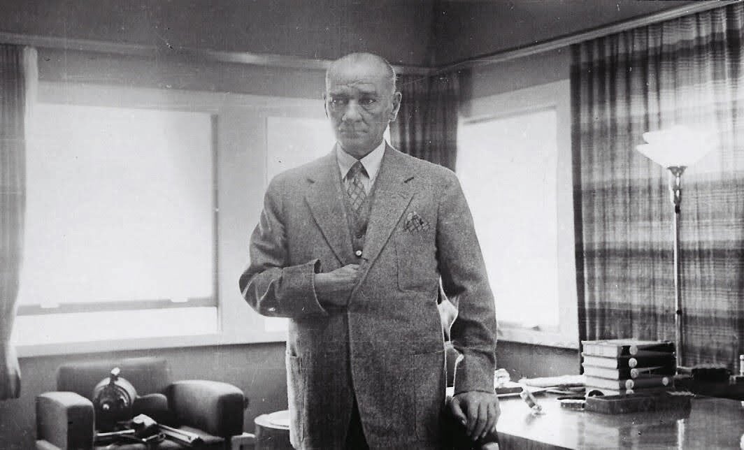 "en mesut türkler, atatürk yaşarken ölmüş olanlardır. ömrümüzün ve türk tarihinin en acı yasını tutmak talihsizliği bize düştü."

falih rıfkı atay