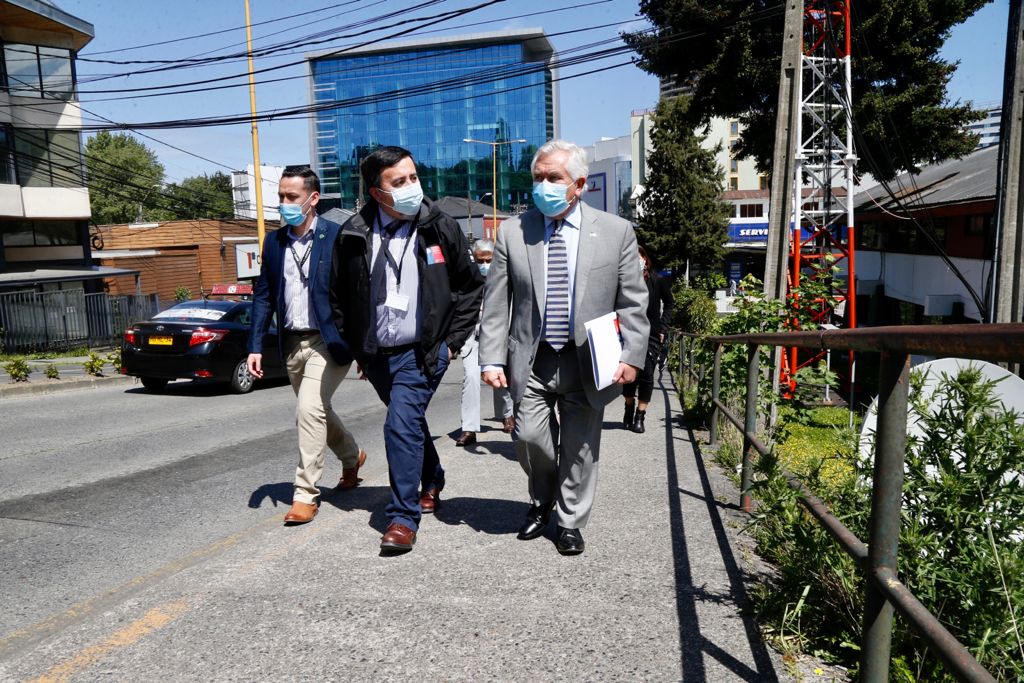 El Ministro de Salud <a href="/DrEnriqueParis/">Dr. Enrique Paris M.</a> y el subsecretario (s) <a href="/nicoduhalde/">Nicolas Duhalde Correa</a> visitaron el nuevo Centro Regulador SAMU Reloncaví que atiende alrededor de 230.000 llamadas mensuales de la Region de Los Lagos y parte de Aysén.