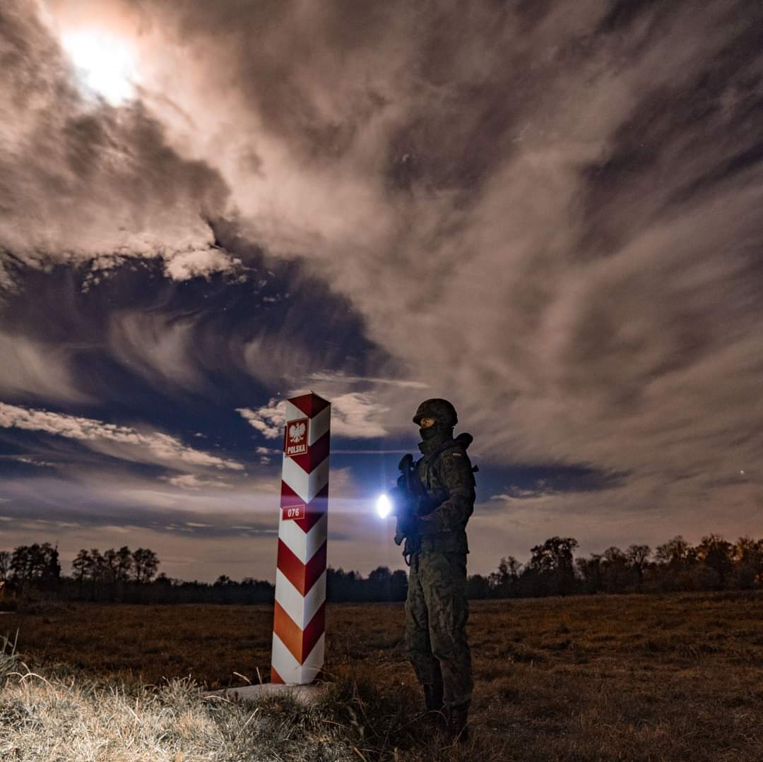 co2collective1's tweet photo. #holdtheline #Poland #polishborder🇵🇱🇵🇱🇵🇱 https://t.co/Jc0IJyp66G