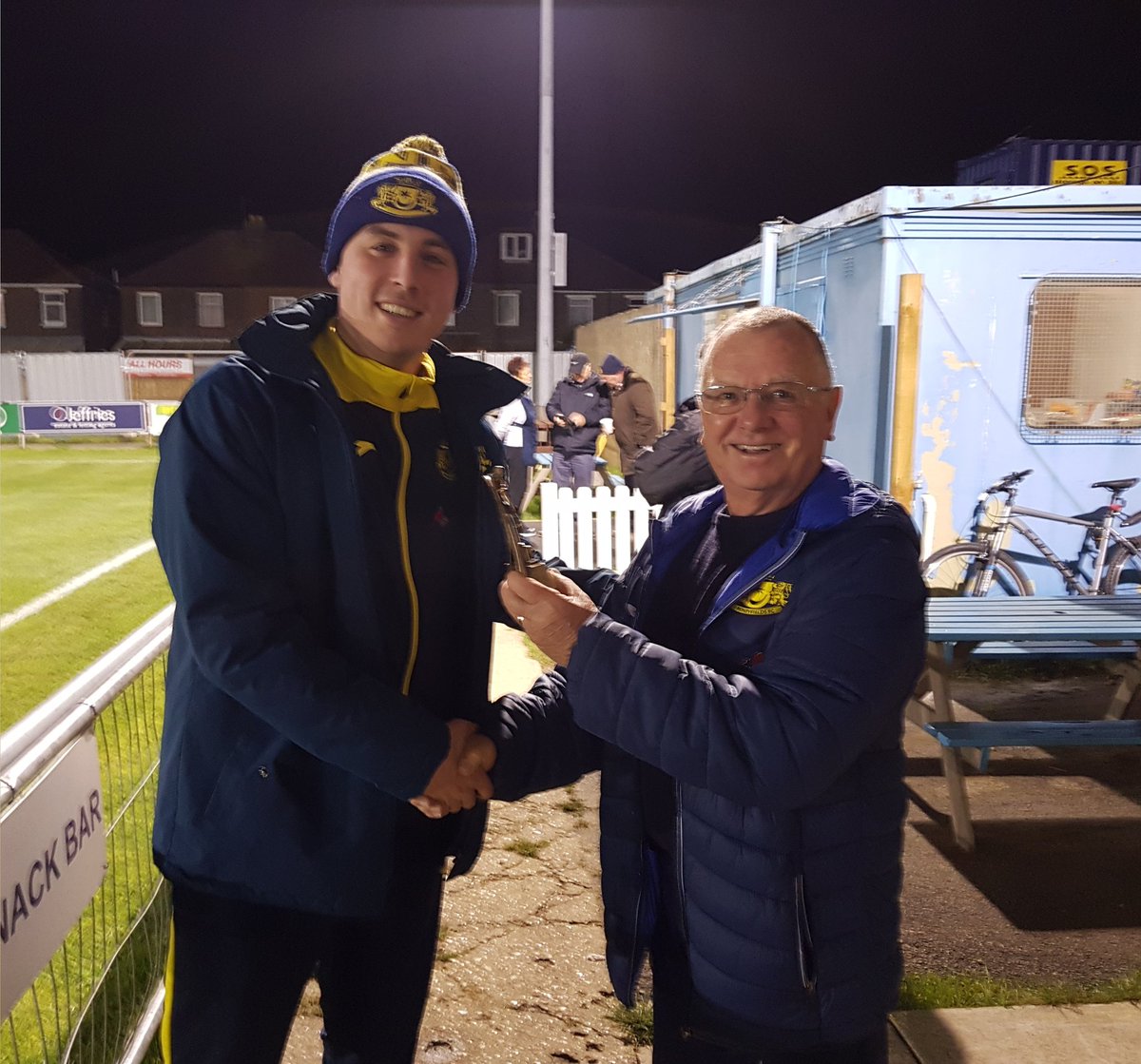 MONEYFIELDSFC's tweet photo. Groundsman @alanks2 presents @Caino29 with his Player of the Month award for October.

#UpTheMoneys https://t.co/HlkWZkfwFT