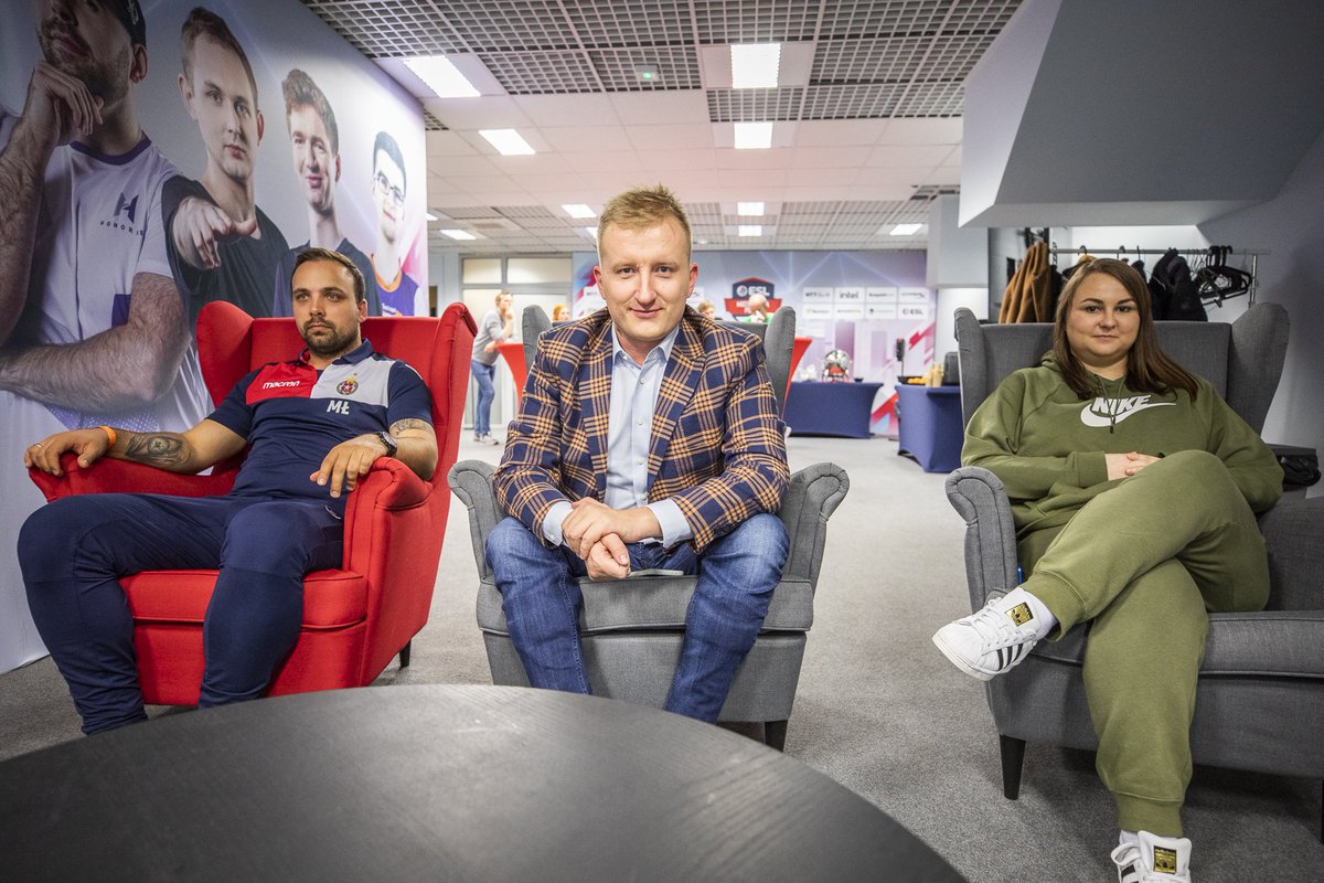 AKostrzebski's tweet image. Siedzimy, oglądamy jak najlepsi walczą o zwycięstwo w ESL Mistrzostwach Polski! A w kuluarach bardzo sympatycznie ;) 
twitch.tv/esl_csgo_pl