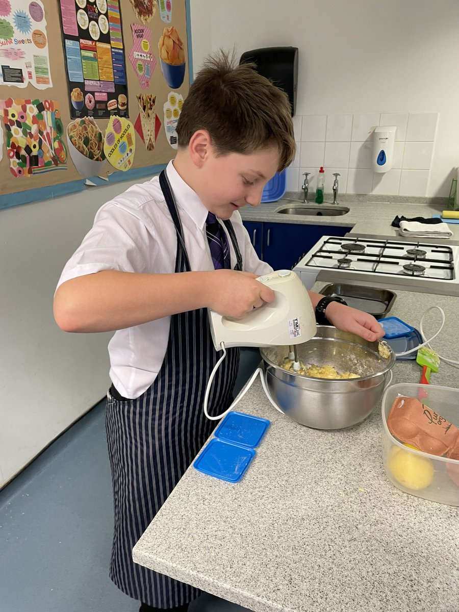 OrielHighSchool's tweet photo. Loving the fruity tray bake cooking in our Food Tech rooms this afternoon. Great work from these Year 7s 🧁💜🍰💜🧑‍🍳 #OrielDesignTechnology #MasterChefs https://t.co/L3BE9BdygE