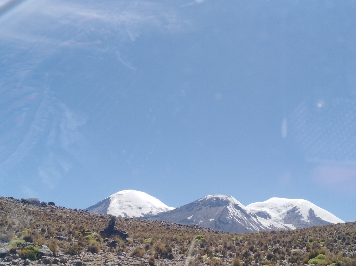 Mximop74's tweet photo. @climatologa @COP26 Cómo se aprecia la imagen una parte sin manto de nieve El Nevado Coropuna y el Solimana. Ubicado entre Prov Condesuyos y La Unión Cotahuasi - Arequipa. https://t.co/MTaIZM5Yz1