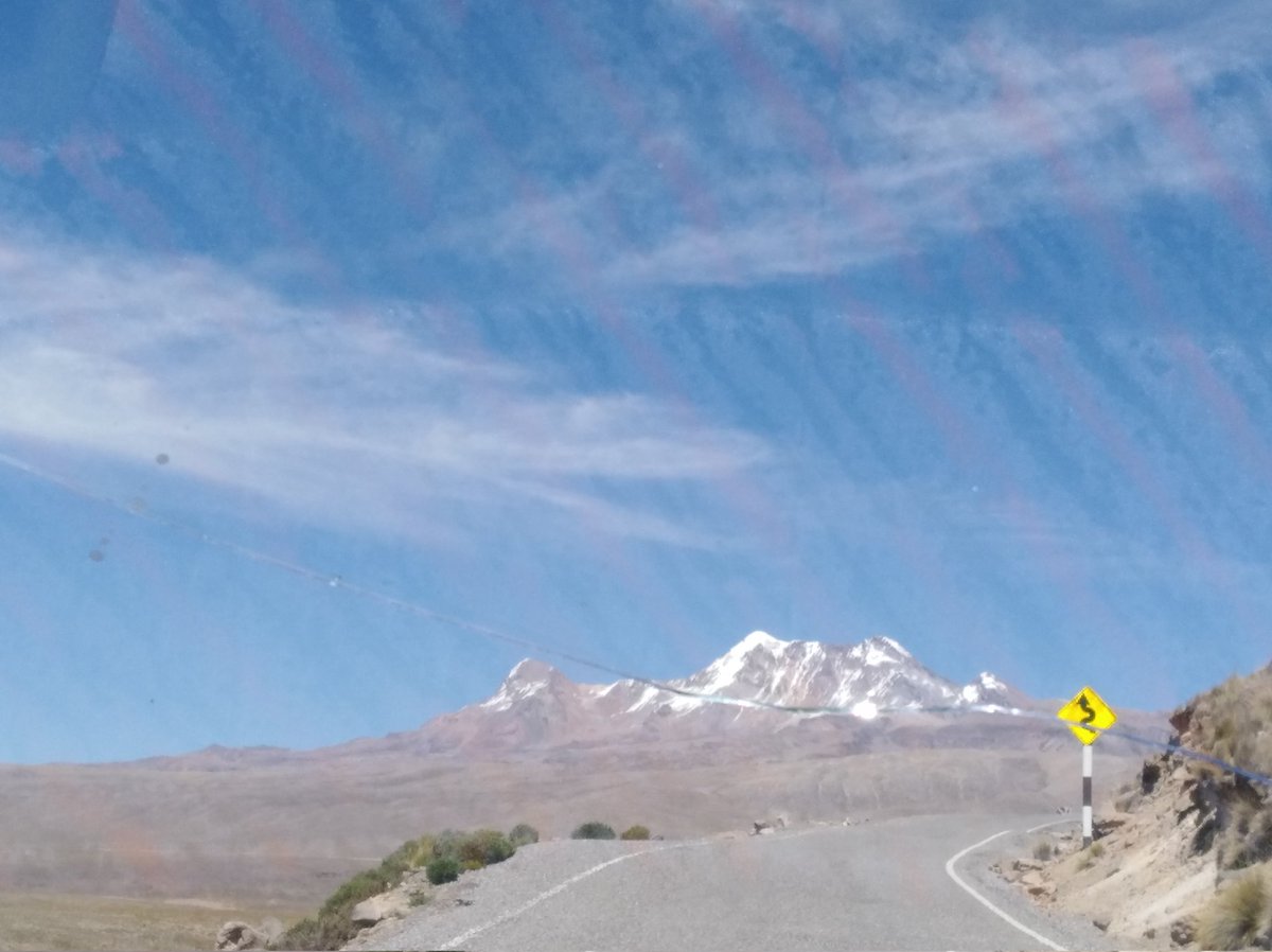 Mximop74's tweet photo. @climatologa @COP26 Cómo se aprecia la imagen una parte sin manto de nieve El Nevado Coropuna y el Solimana. Ubicado entre Prov Condesuyos y La Unión Cotahuasi - Arequipa. https://t.co/MTaIZM5Yz1