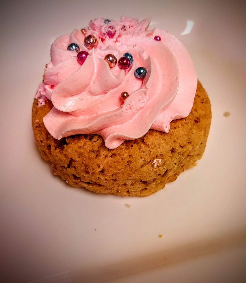 IvyPWpg's tweet photo. A little treat from @monuts_cafe #flavouroftheweek #Rosè has a nice #Creamy , #Delicate #Flavour that goes well with a quick work Break. I really enjoyed this Little #Doughnut. Great News its #Glutenfree https://t.co/3p1R2sI2qn