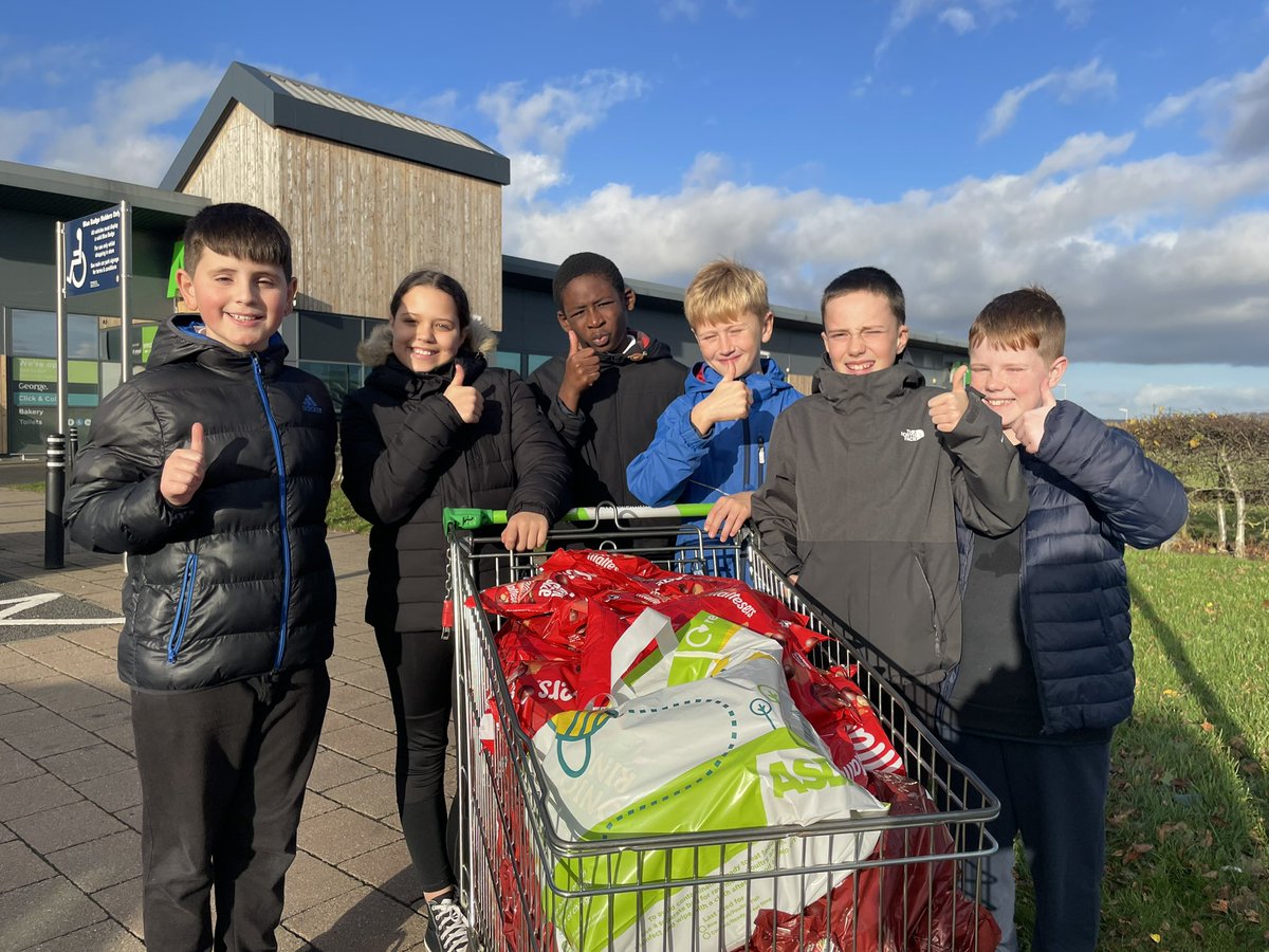 southdaleps's tweet photo. Our incredible #PupilLeadership Team getting ready to bring the big screen and the TREATS to Southdale this Friday for our Movie event in aid of @BBCCiN π So proud of them for organising and leading our fundraising this year! #Skillsforlife #SDleadership #TeamSouthdale https://t.co/j0RMXqSw2R