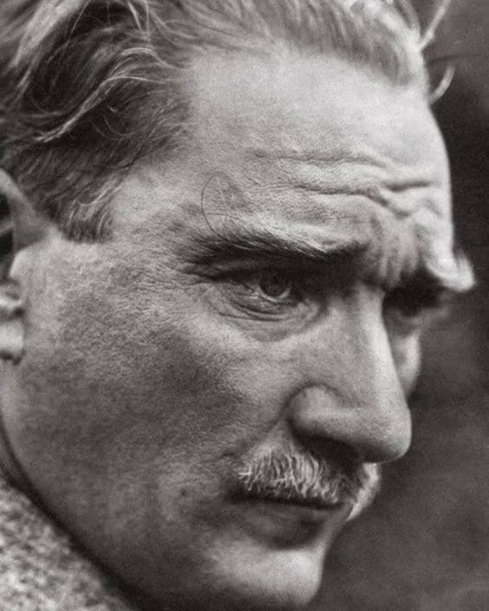 yonetmenler's tweet photo. En derin Saygı, Sevgi ve Özlemle.. Sonsuza dek kalbimizdesin..🙏🙏 #huzuriçindeuyuatam #MustafaKemalAtatürk https://t.co/9Vyt2AvinN