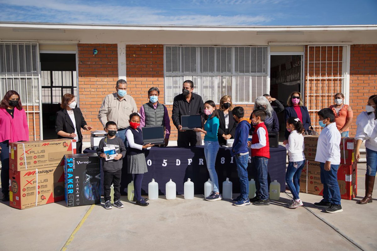 Con el apoyo del Gobernador <a href="/mrikelme/">Miguel Riquelme</a> y mediante el programa #EscuelasAl50, el Alcalde <a href="/chemamorales1/">José María Morales</a> entregó a alumnos de una escuela de nueva creación en #ParajesDeLosPinos: 2 laptops, 2 proyectores, 2 impresoras y otras herramientas. !Hechos no palabras!
#RamosEsMás ✅