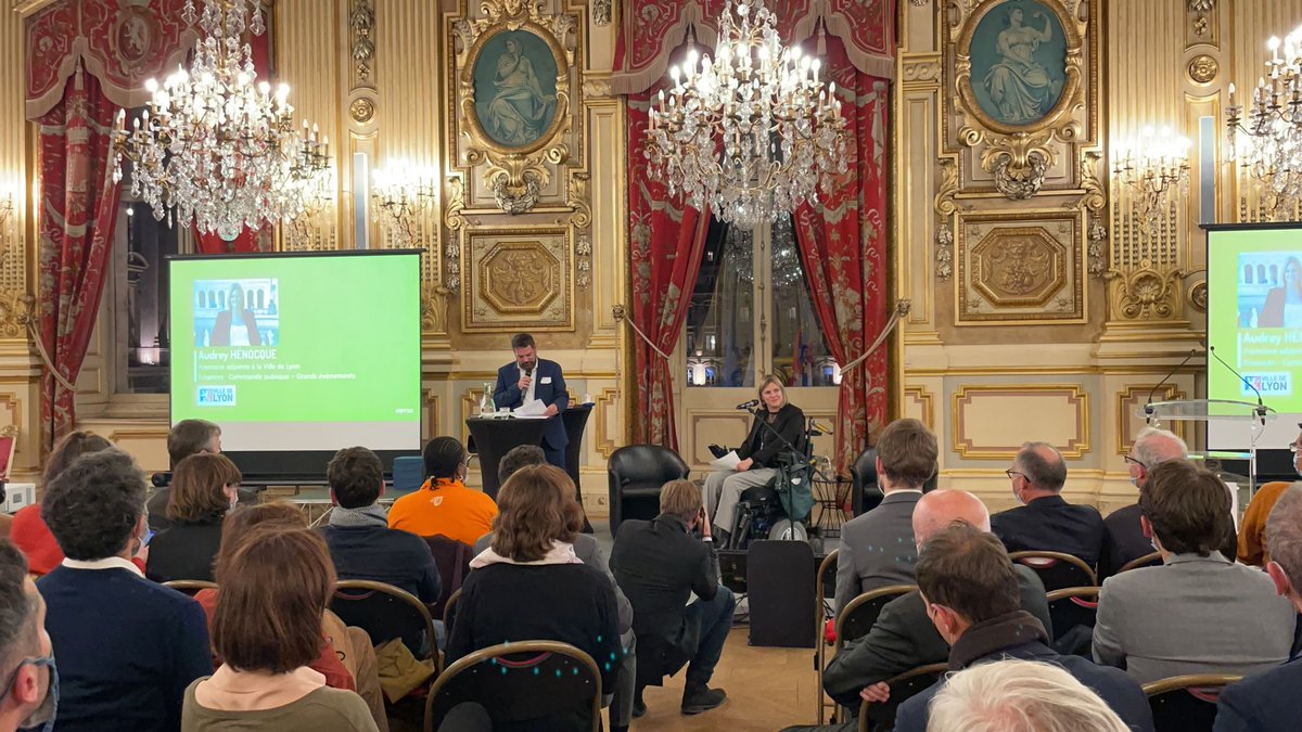 Label_Finansol's tweet photo. #GPFS21 @AudreyHenocque, 1ère Adjointe au Maire de Lyon @Gregorydoucet, en charge des finances, de la commande publique et des grands évènements, monte sur scène https://t.co/yDv6Ktrdxq