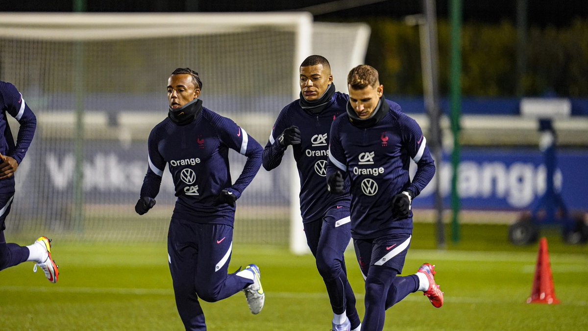Everton's tweet photo. 🇫🇷 @LucasDigne 
📸 @FrenchTeam 

#EFC 🔵 https://t.co/3kzWCdBH5R