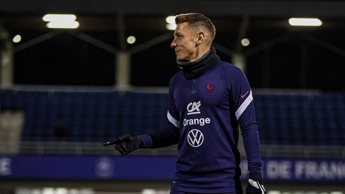 Everton's tweet photo. 🇫🇷 @LucasDigne 
📸 @FrenchTeam 

#EFC 🔵 https://t.co/3kzWCdBH5R