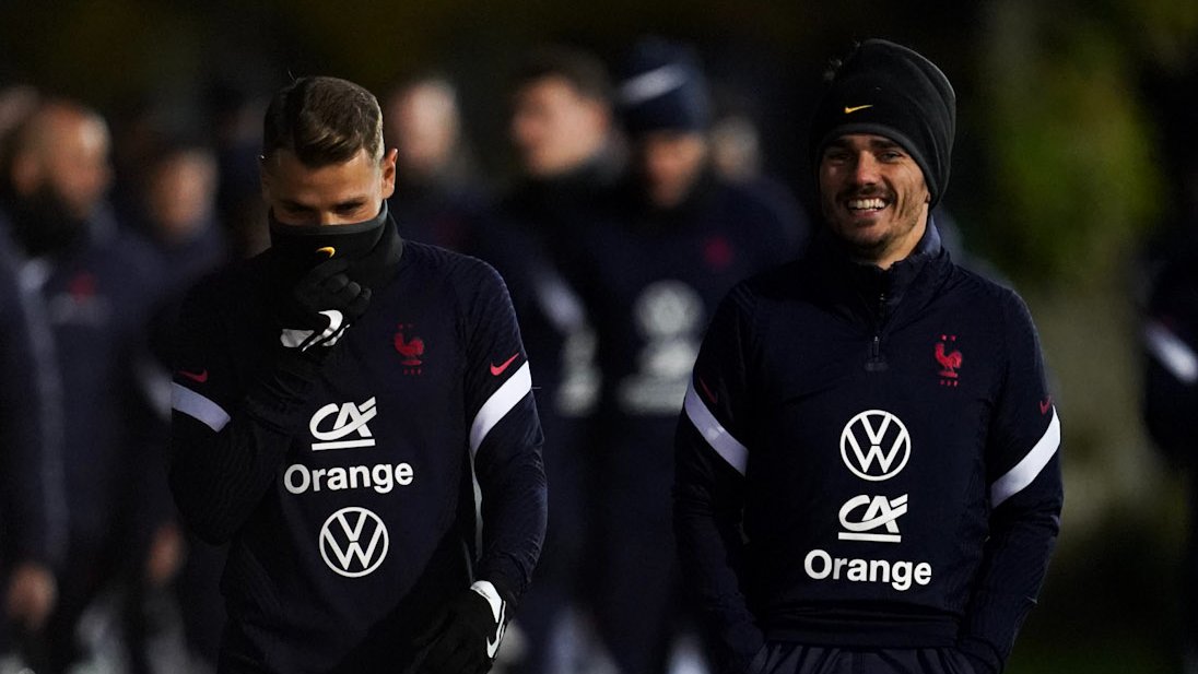 Everton's tweet photo. 🇫🇷 @LucasDigne 
📸 @FrenchTeam 

#EFC 🔵 https://t.co/3kzWCdBH5R