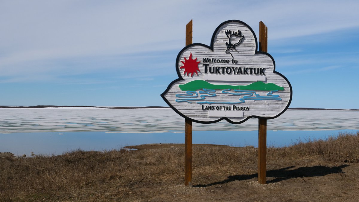 Les T.N.-O. annoncent avoir identifié 12 nouveaux cas de COVID-19 à Tuktoyaktuk (16 cas actifs en tout). La collectivité en est aux premiers stades de la transmission communautaire, selon la santé publique qui ordonne la fermeture des entreprise non-essentielles. #icign