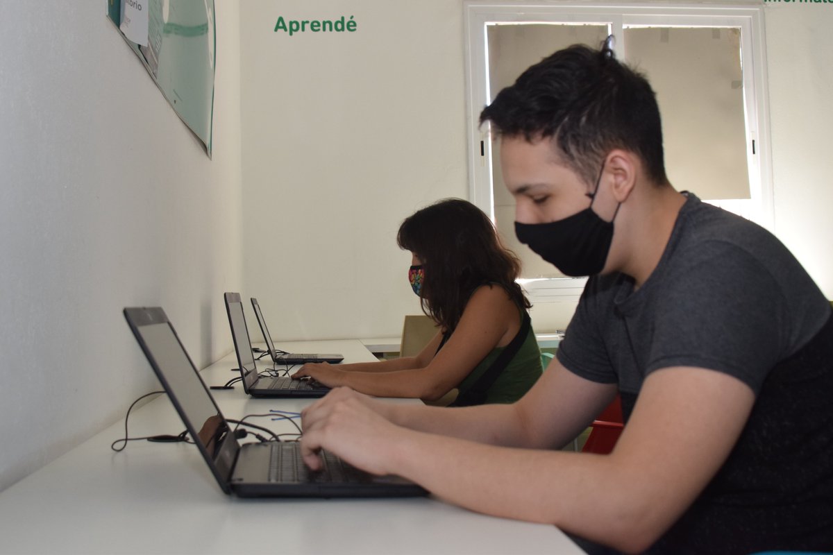 MuniGodoyCruz's tweet photo. 📲 Sumate a "Programalo" 📲

➡ Destinado a jóvenes emprendedores de 15 a 30 años. El requisito es que hayan cursado al menos un taller en la #CasaDelFuturo.

Podés sumarte a:
✅ Seminarios
✅ Charlas 
✅ Debates 

➡ Info al 2612051915

Más info ➡ https://t.co/JOenIAvk57 https://t.co/SiBFt6wkh6