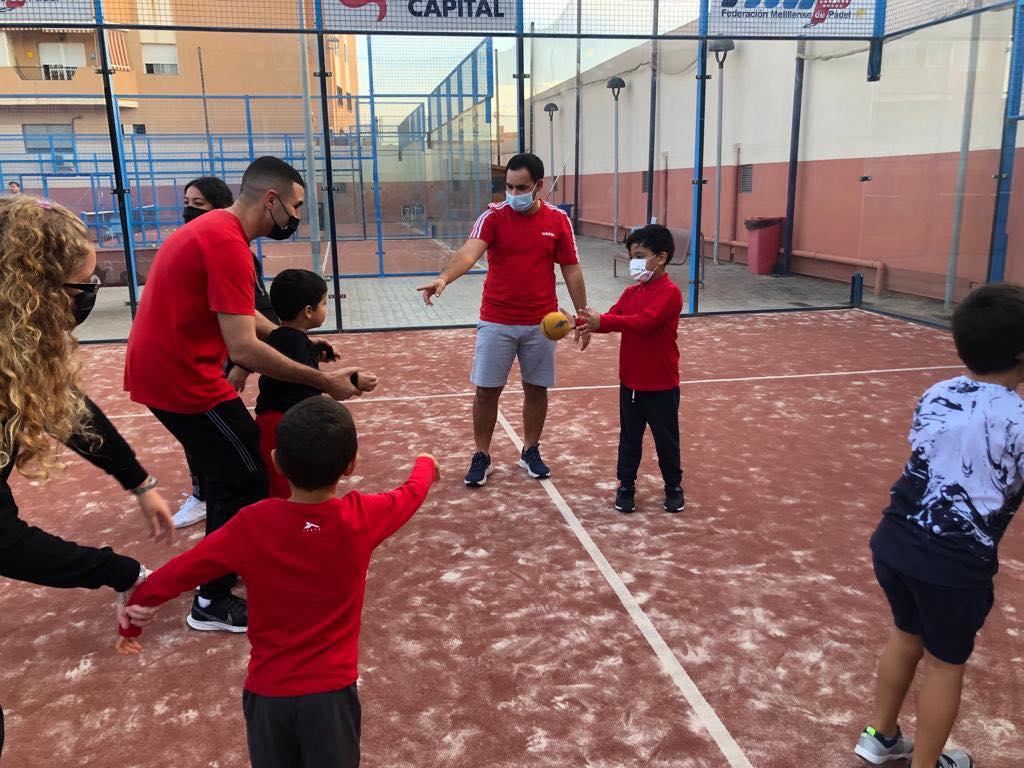 Cerca de 40 usuarios de <a href="/AutismoMelilla/">Autismo Melilla</a> de entre 6 y 24 años han participado las dos últimas semanas en actividades organizadas por <a href="/PadelMelilla/">PadelMelilla</a>. facebook.com/onda.ceromelil…