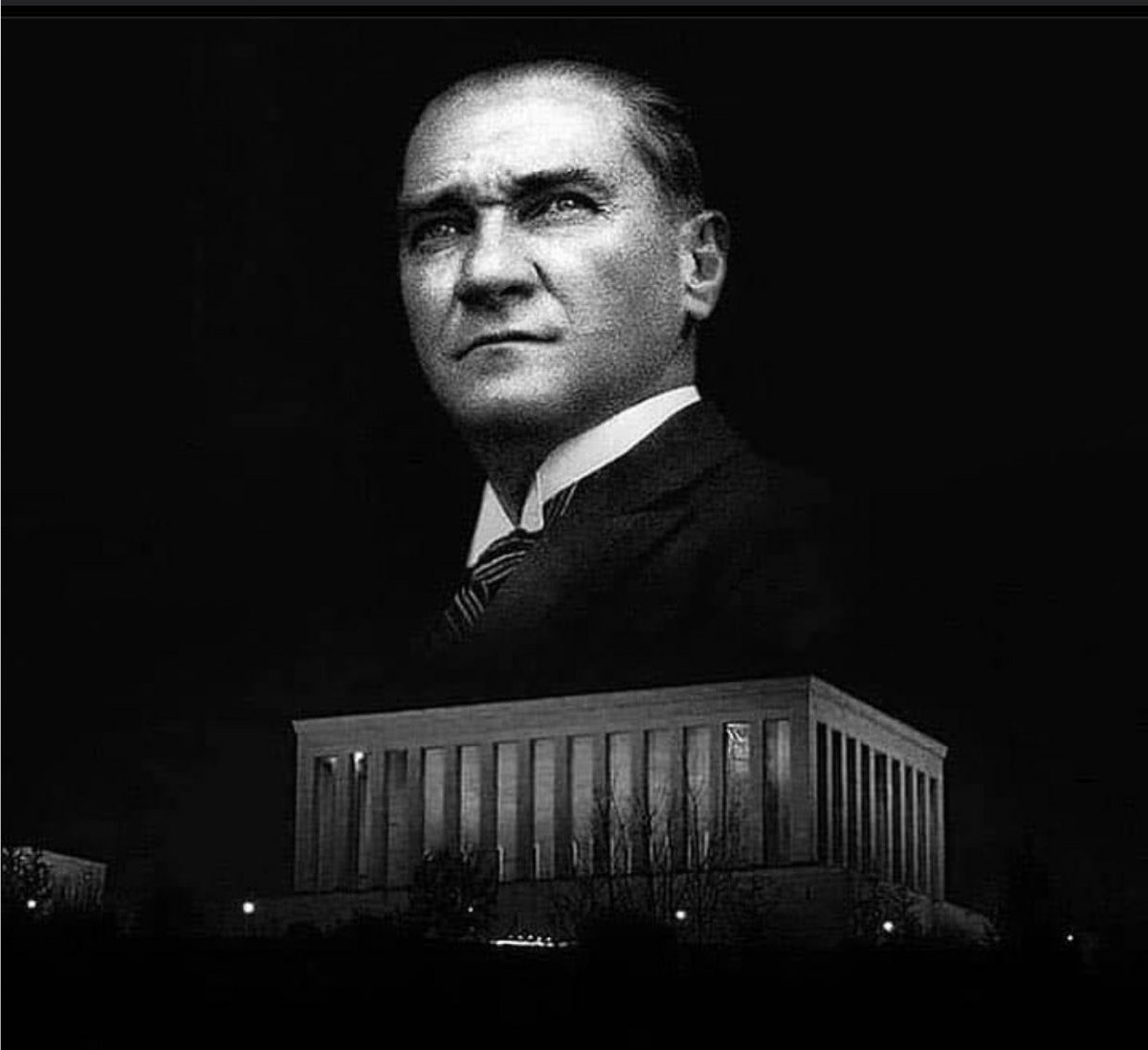 10 Kasım 1938 günü İtalyan radyosunun yaptığı anons: 

Sezar, İskender, Napolyon ayağa kalkın. Büyüğünüz geliyor! Saygı ve özlemle..

#10Kasım