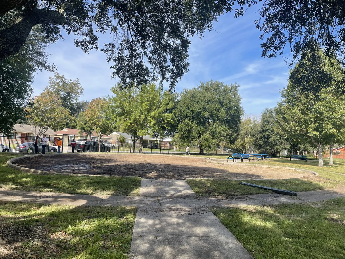 Reynolds_HISD's tweet photo. So excited that the SPARK Park project is underway! Our Sunnyside community is in for a beautiful treat! @SPARK_Houston #beginningstages @AmyPoerschke https://t.co/agaHv5EeGB