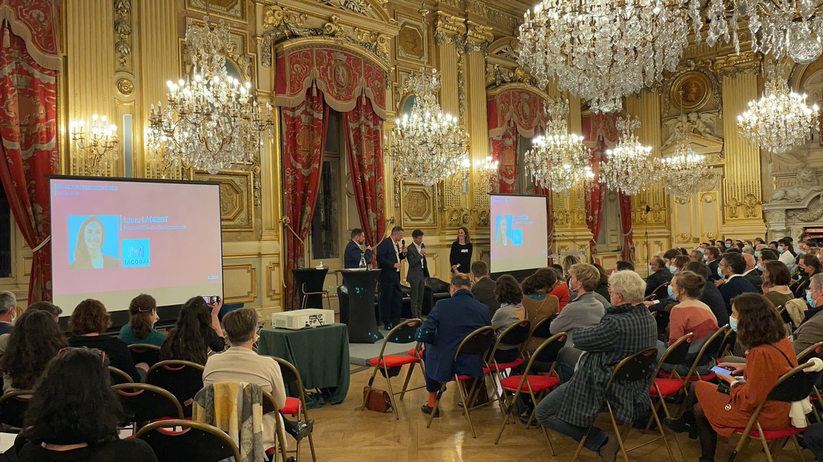 Label_Finansol's tweet photo. #GPFS21 🤩Frédéric Hello, Directeur de l’ESS @CE_RhoneAlpes et Erik Bulckaert, Directeur territorial, cohésion sociale et programmes @BanqueDesTerr, remettent le prix "Coup de cœur du public" à #Hacoopa 👏 https://t.co/WL8d78iAR3