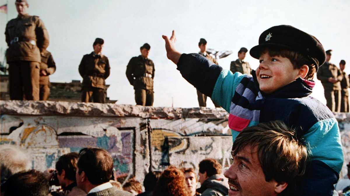 CapitalMX_'s tweet photo. Hoy #9DeNoviembre se cumplen 32 años de la caída del #MuroDeBerlín. En @CapitalMX_ #recordaremos este suceso #histórico. https://t.co/RgxkLtKCtW