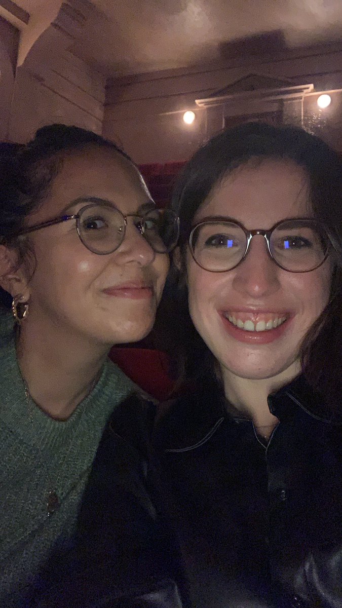 Kelly_brt_'s tweet photo. Prêtes pour l’avant première du documentaire de @angele_vl en direct de @LeGrandRex! #angelenetflix https://t.co/7TEPfN6Sd0