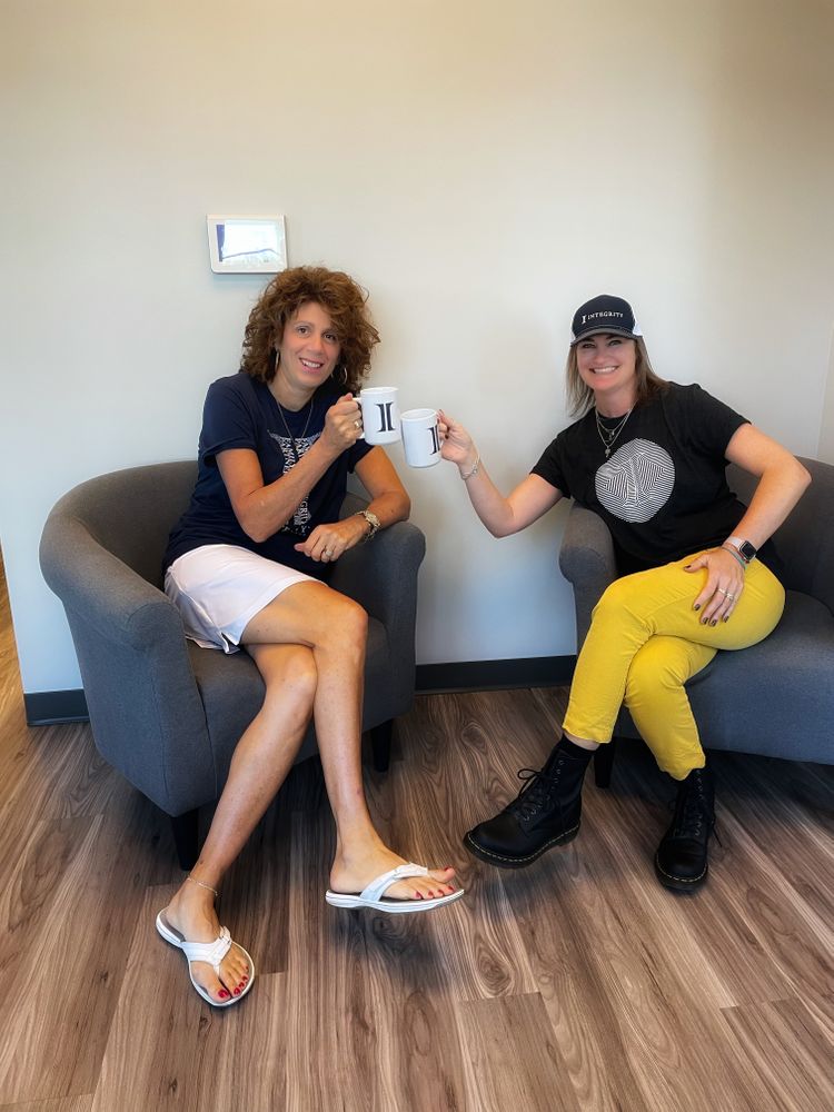 IntegrityMG's tweet image. Loving the Integrity swag from The @BrokerageResrce! Game Time 2021 is just heating up, so keep up the energy, even if you need another cup of coffee. ☕  #IntegrityGameTime2021 #IntegrityFamily