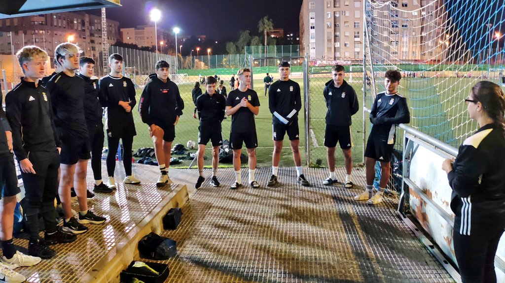 FCC_Cantera's tweet photo. 📸 Esta tarde nuestra psicóloga @RocioBlancoPsi ha trabajado el nivel de activación a través de técnicas de respiración, con nuestro Cadete A y el Infantil A

#CanteraAlbinegra https://t.co/OTnMCt8VOL