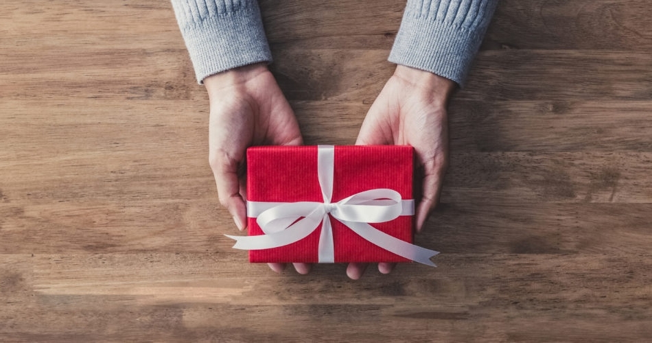 Every year, Oprah manages to find the most unique, fun and unexpected presents on the market, and 2021 is no different. This year’s list focuses on small businesses owned by people of color and women—and it’s all available on Amazon for easy shopping.

l8r.it/445Z