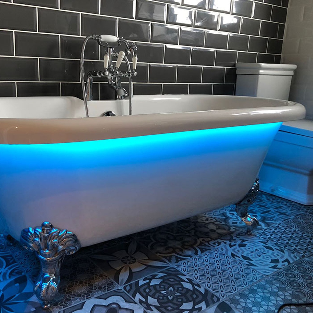 Incredible use of IP65 strip lighting around a free-standing bath. 

We can cut strip lighting to any length for your needs. Call us on 0118 950 7125 for more information. 

#bathroom #bathroominspo #bathroommirror #mirror #bathroomdesign