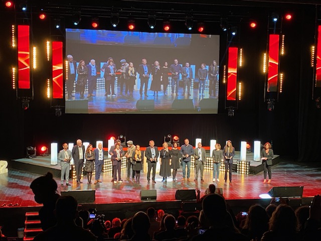 Photo de famille pour clôturer la cérémonie des #Oscars des Entreprises 2020 - 2021 ! À l'année prochaine pour la 10e édition 🤗
#oscars22 #cotesdarmor <a href="/CCIcotesdarmor/">CCI Côtes d'Armor</a> <a href="/cotesdarmor22/">cotesdarmor</a> <a href="/Lesoscars22/">Oscars 22</a>