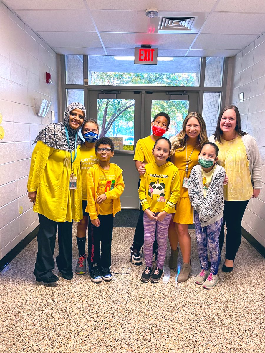 Sending sunshine your way!! 💛 <a href="/PrincipalDrK/">Kelly Luscre</a> <a href="/Courtneykelly05/">Courtney Kelly</a>