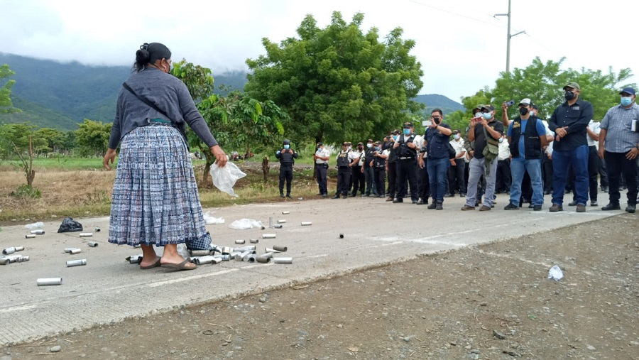 Factor4_GT's tweet photo. 1.#HILO: Guatemala pasa quizá por los tiempos más oscuros (#CrisisPolíticaGT)  desde el inicio de la democracia. En este hilo te explicamos porqué la democracia y la república en Guatemala están a punto de desaparecer. #Factor4TeExplica: 
A. La crisis de legitimidad https://t.co/mn5vj4zJ9d