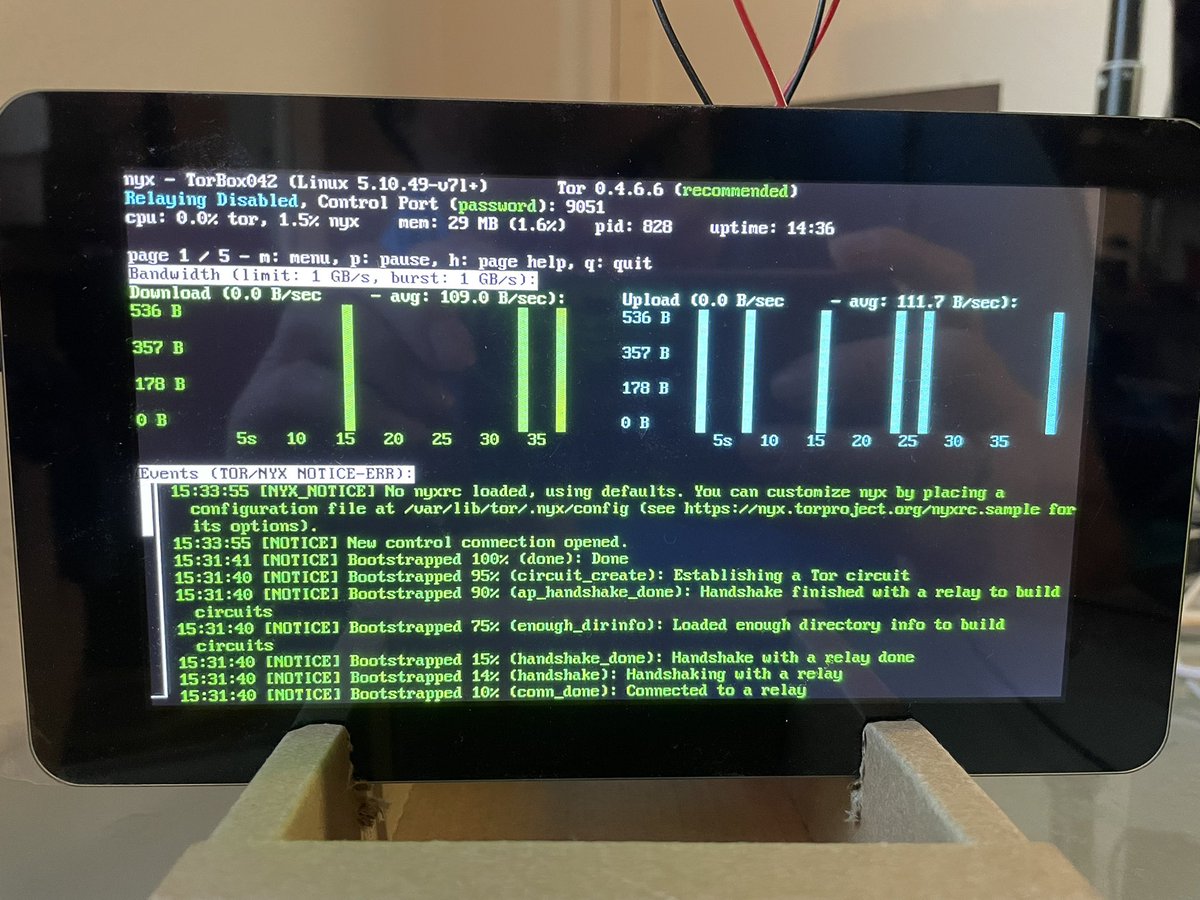 MatthiasOehlsc1's tweet image. Mal wieder den #raspberrypi aus der Versenkung geholt und eine #torbox installiert. Der #NVIDIAJetson Karton eignet sich hervorragend als Display Halter für das 7“ Pi Display. #WinterzeitBastelzeit
