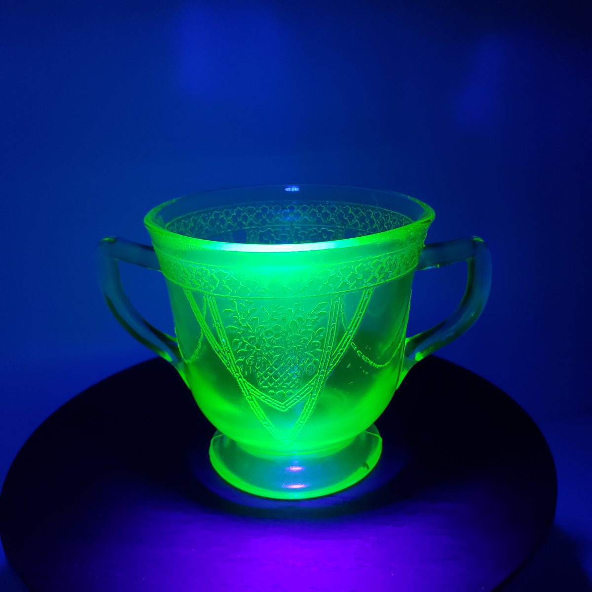 Skydark_64's tweet photo. URANIUM GLASS.  Be the coolest kid at the tea party. All can be found in my Etsy Shop: https://t.co/lDHvzcmLJO  #uranium #depressionglass #antiques https://t.co/ZOVFtOEMU1