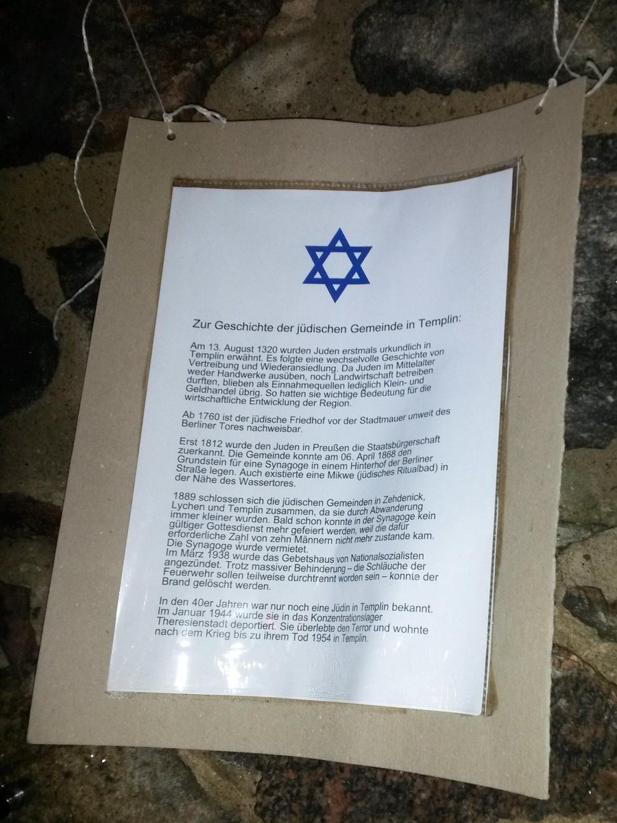 UMdenkenTemplin's tweet photo. Zeichen gegen Antisemitismus in #Templin. Eine provisorische Tafel ersetzt die zum zweiten Mal zerstörte Gedenktafel an das jüdische Leben in der Kurstadt. Die Opfer der Reichspogromnacht sind #niemalsvergessen . #niewiederfaschismus https://t.co/cJzPmLwdRj