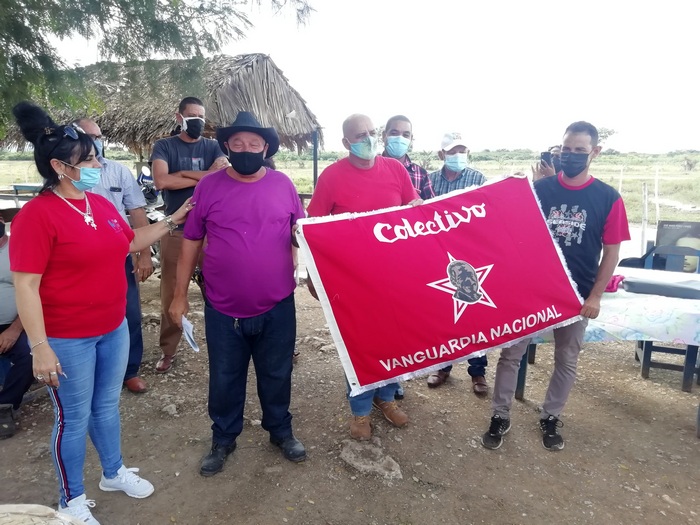 radiocmhw's tweet photo. Cooperativas UBPC cañeras orgullosas al recibir la bandera de #VanguardiaNacional👏. 
#Cuba #VillaClara
🔗https://t.co/IRhQoHQ970 https://t.co/mePPgnDehv